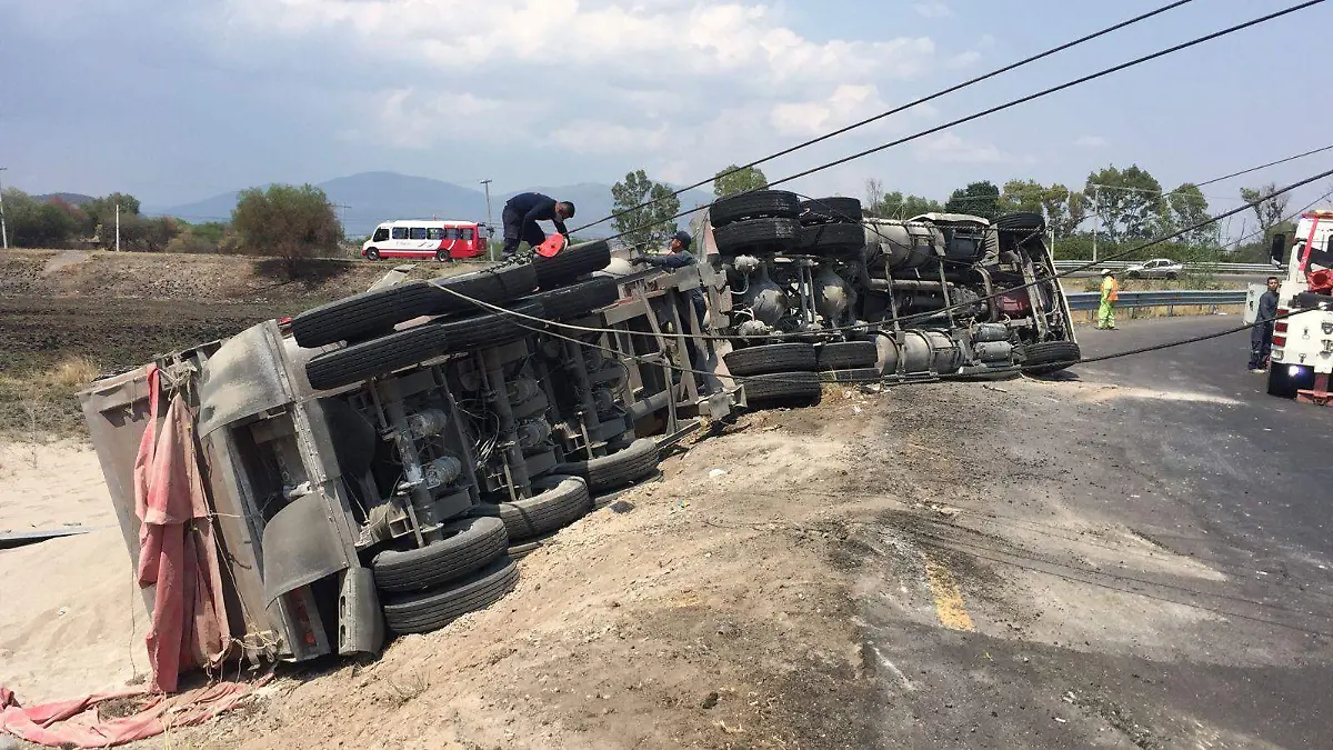 vuelca camion cargado de arena